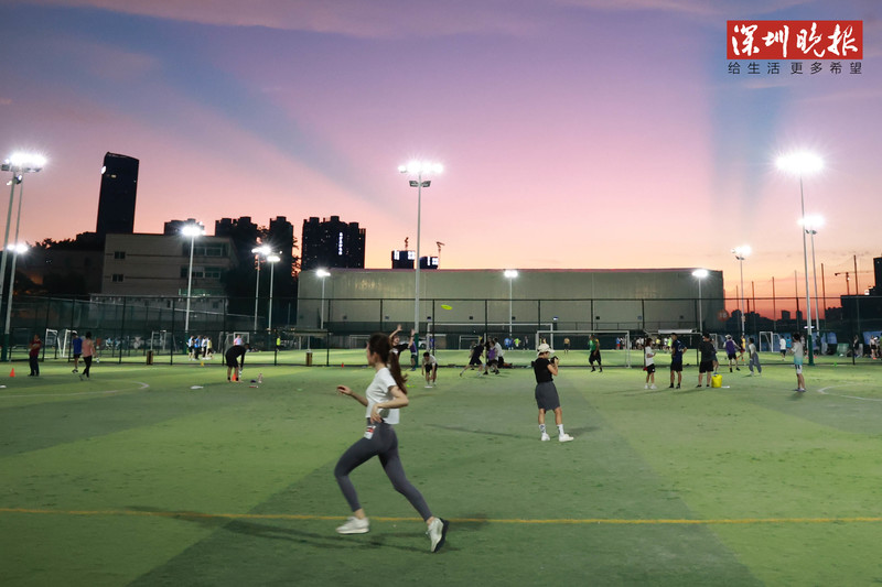 穿棉背心+休闲裤就能上场，飞盘是深圳体育消费下一个巨星？