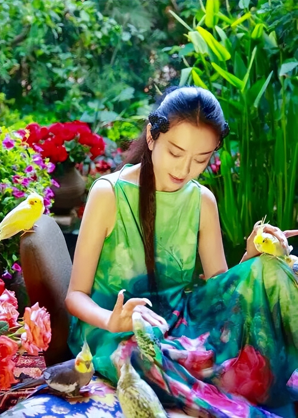 老艺术家口碑绷不住了！女演员手摸男伴私密部位，再惹争议！