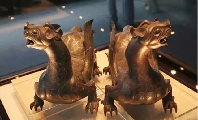 国王看不起胡人进贡的动物，让人拿去喂虎，谁知老虎却趴着不敢动