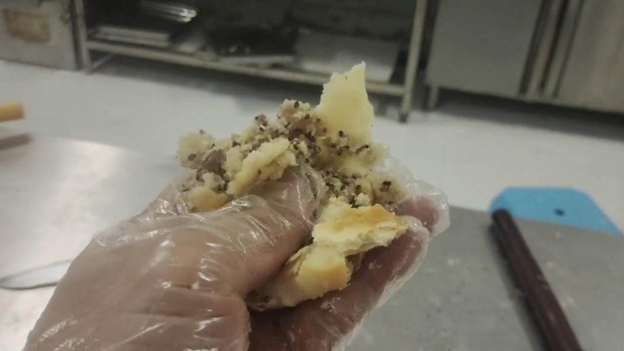 今天给大家测试我家的月饼硬不硬，用手捏一把就知道了