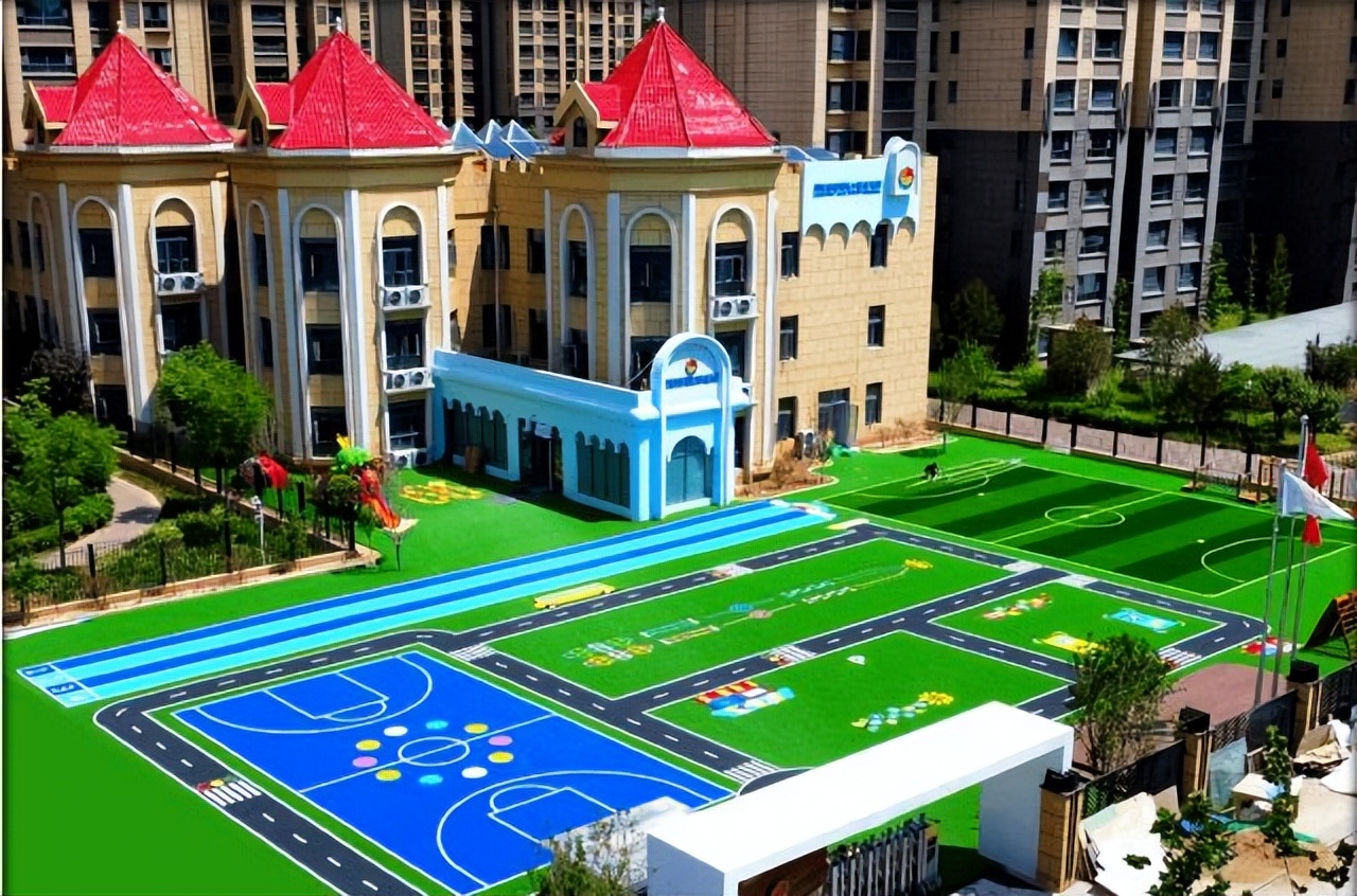 人造草坪的使用寿命,幼儿园人造草坪好不好做