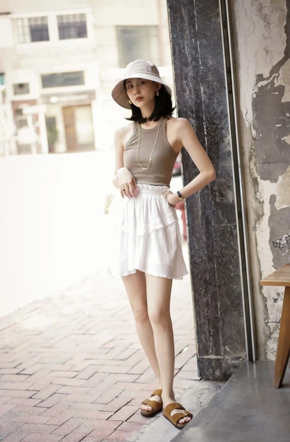 简约背心是一件百搭单品,哪种款式的背心比较经典百搭呢