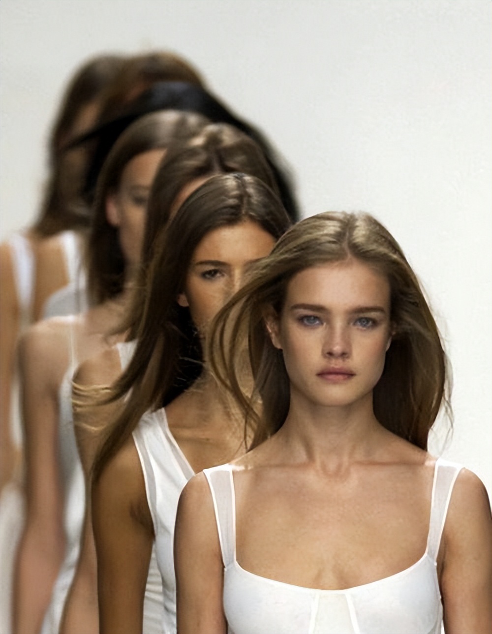 天降壕姐！LV太子妃通过测DNA找到失散多年亲妹，带她巴黎豪华游