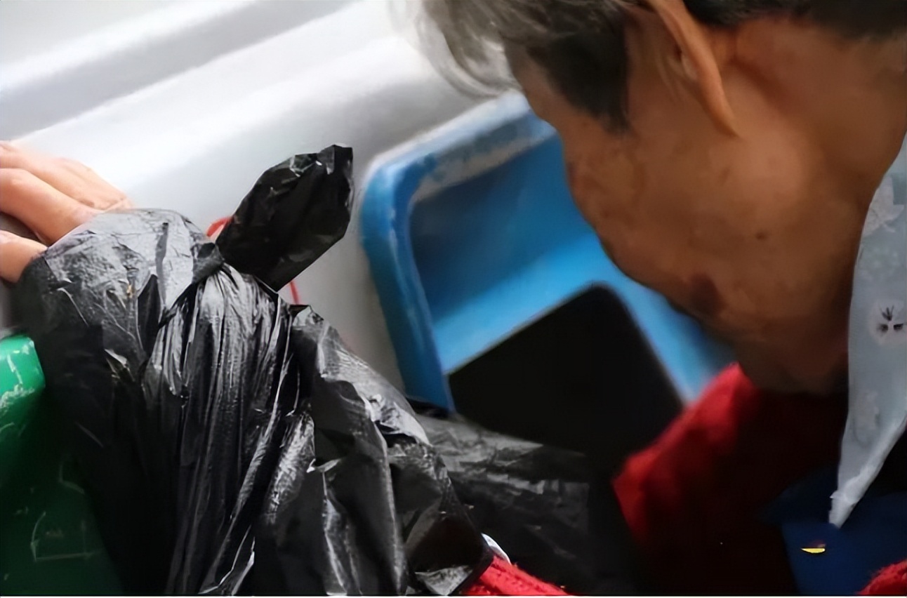 成都口袋婆婆：拾荒20年，养活两个病患，三代人，直言：死不成