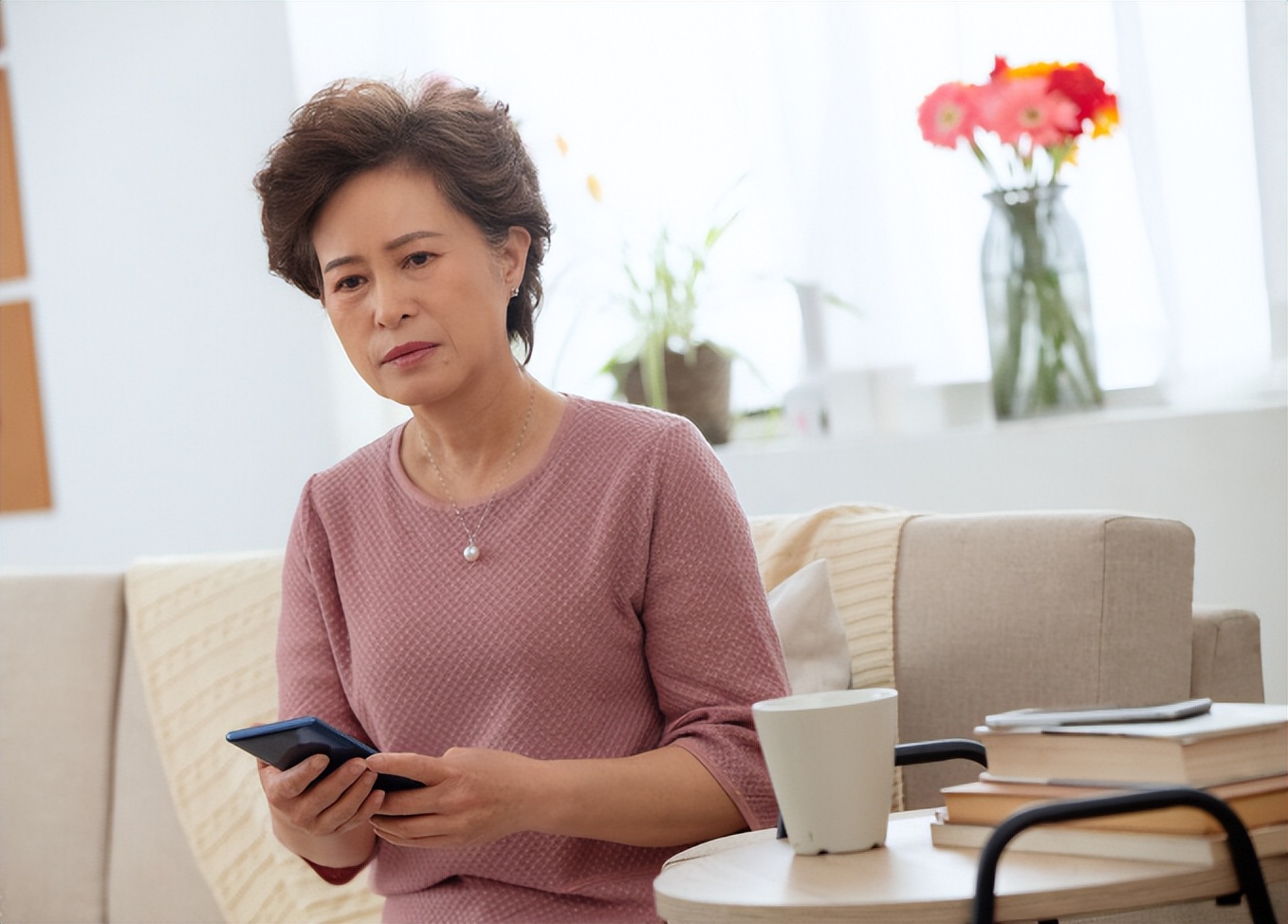 我65岁，自驾游半年，生病后儿子儿媳不给生活费，我该怎么办？