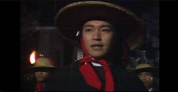 周星驰：站在神坛上看江湖，从星仔到星爷，他还是那个“死龙套”