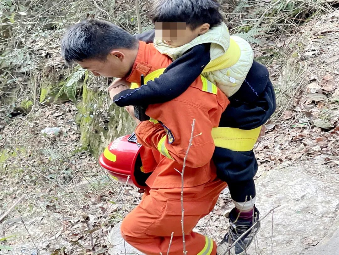 义乌：7岁男童登山中暑被困多部门接力救援