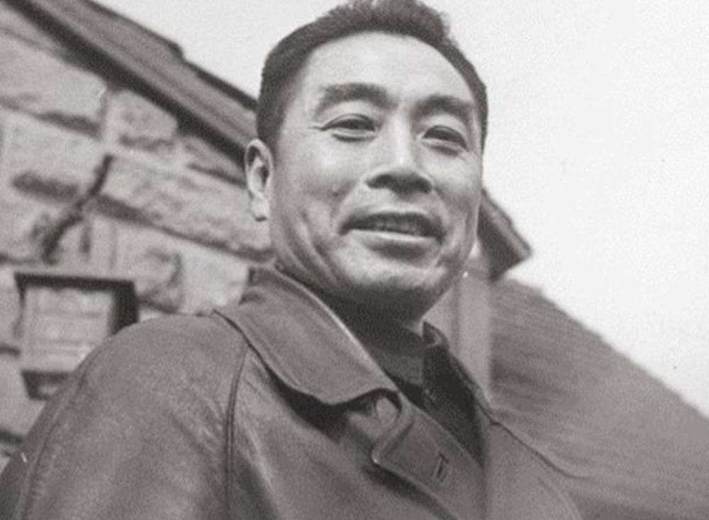 美国记者故意刁难周总理：为啥要用美产钢笔？犀利回答让对方羞愧