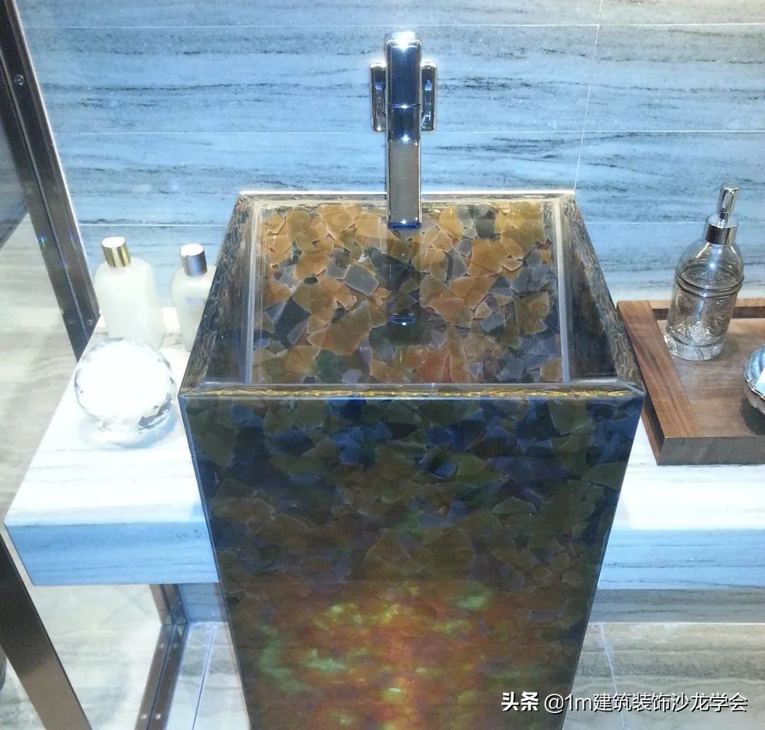 玻璃和玉石材质有什么区别,透光玉石玻璃是什么