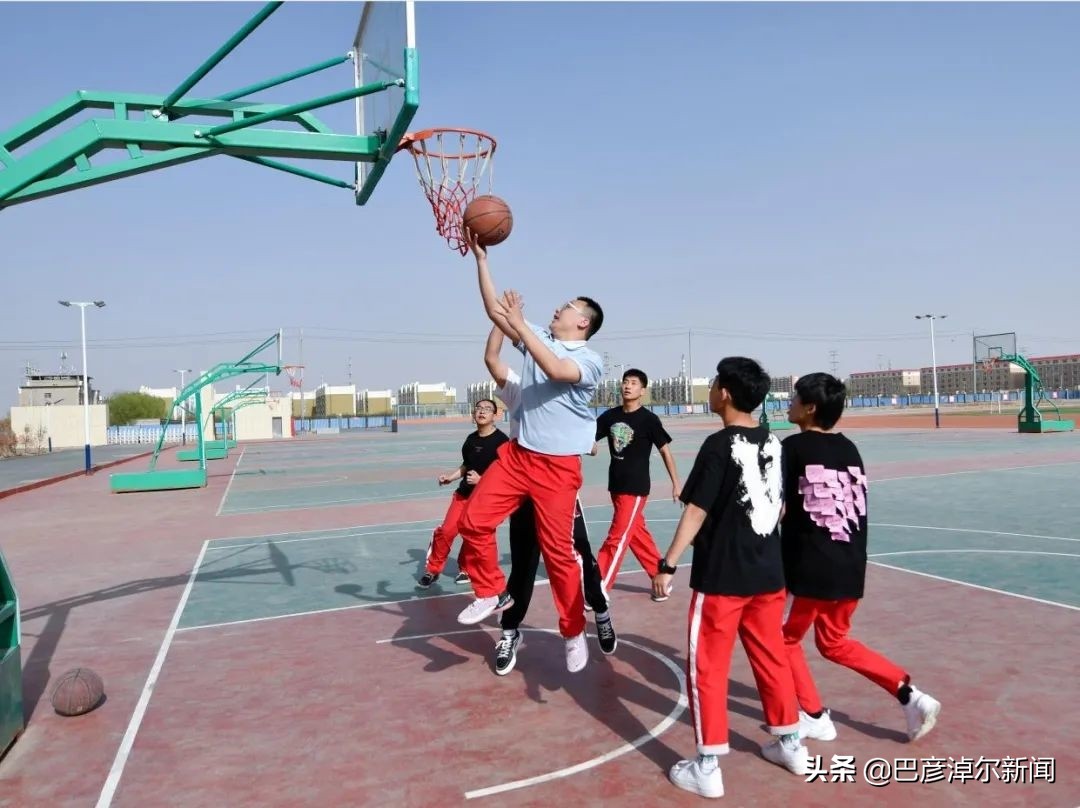 航拍实验中学运动会,万人奔跑看升旗场面壮观震撼