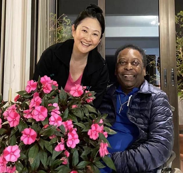 球王贝利老婆写真,球王贝利晒与日本老婆合照