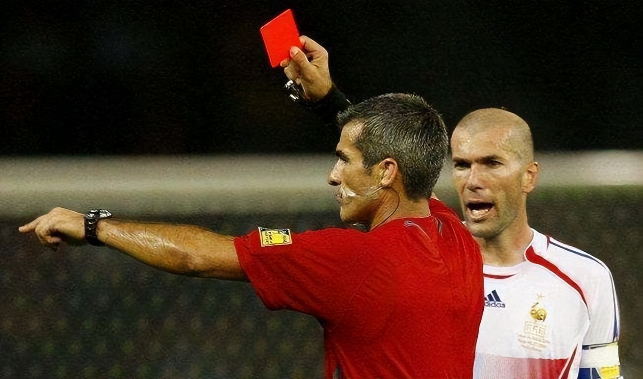 足球比赛中红牌罚下还补人吗,足球比赛出现红牌的概率