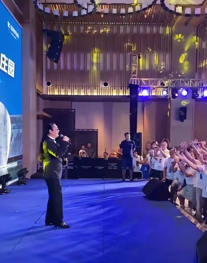 不婚、接廉价商演、走穴…一首歌唱一辈子的老牌歌星，现状各不同