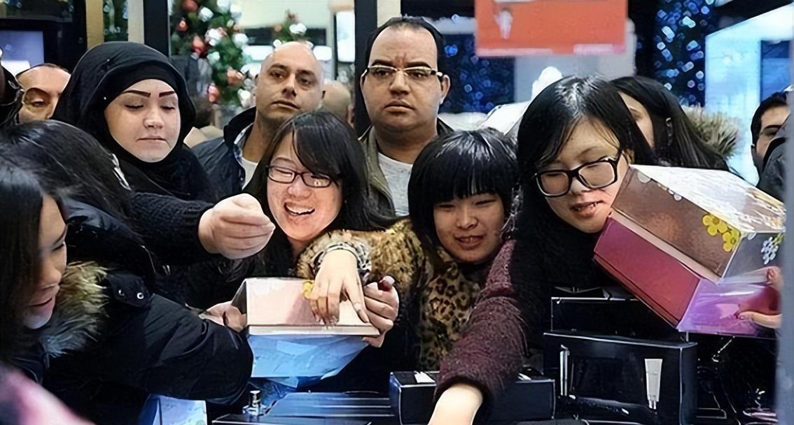 消费者疯狂购物的视频,消费者疯狂下单视频