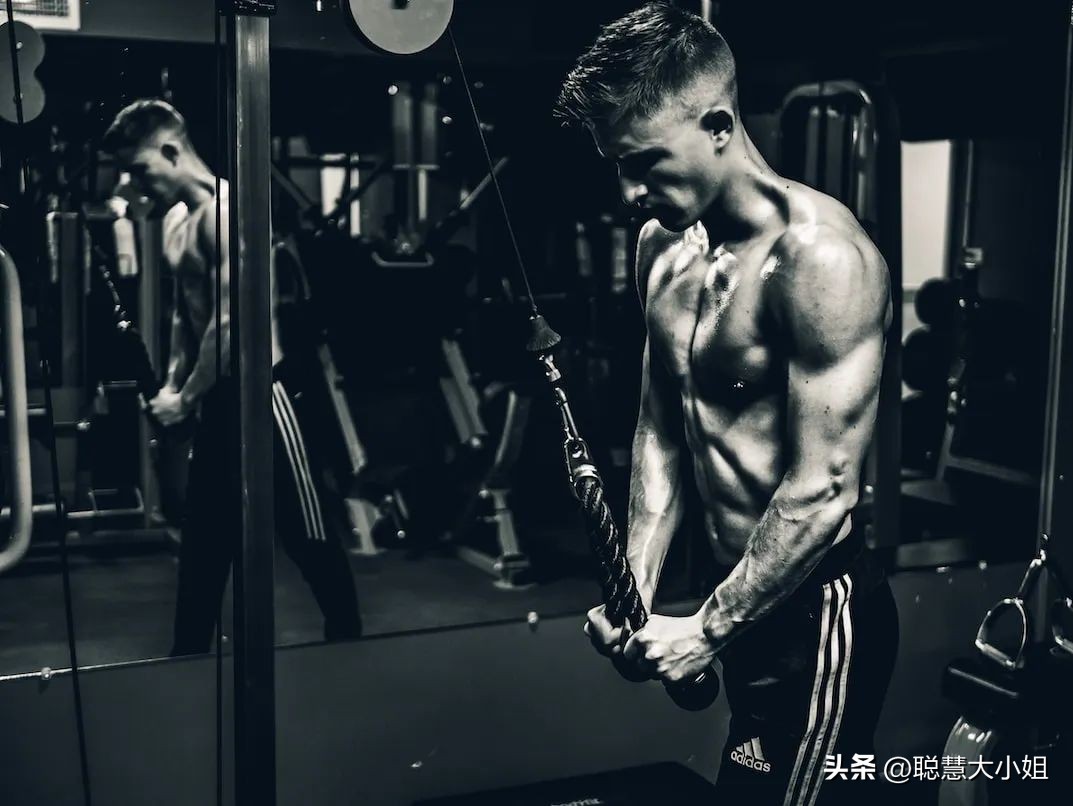 擦边、暴露、不雅，为什么女性的身体总是战场？