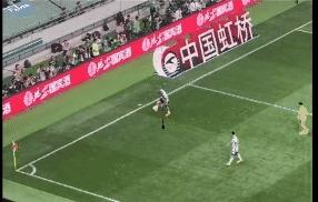 梅西球迷冲进球场这像极了爱情,梅西的球迷什么反应