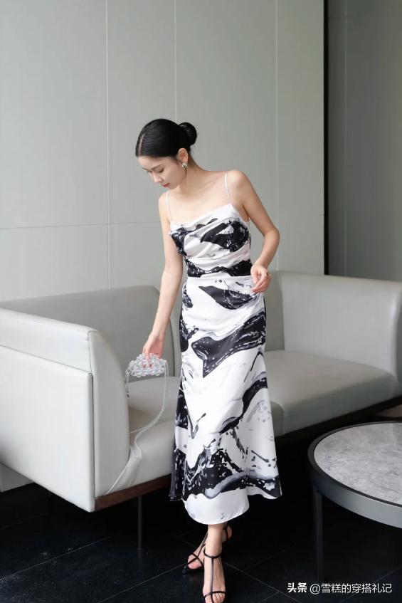 今年爆火吊带裙,最近很火的印花裙子