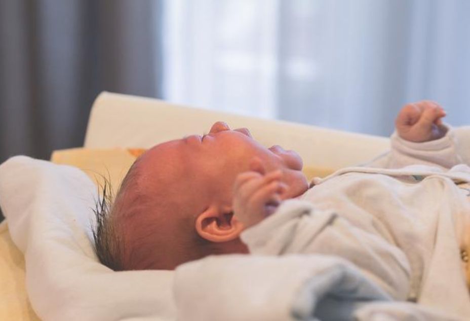 宝宝难受妈妈感同身受,百天之后宝宝还会肠胀气吗