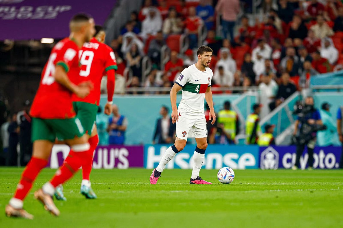 葡萄牙0-1摩洛哥爆冷出局！C罗B费面色铁青，范志毅预测被打脸了