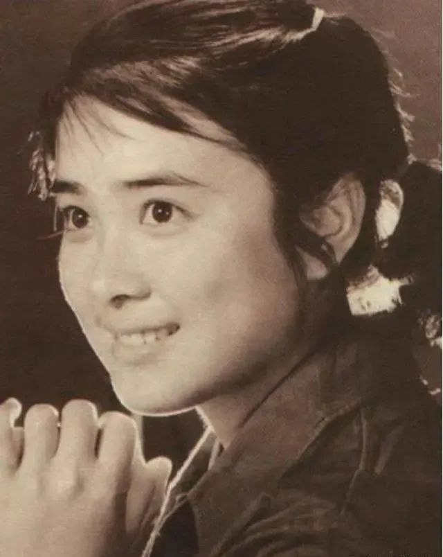 傅艺伟年轻时的生活照,傅艺伟年轻时的盛世容颜34岁