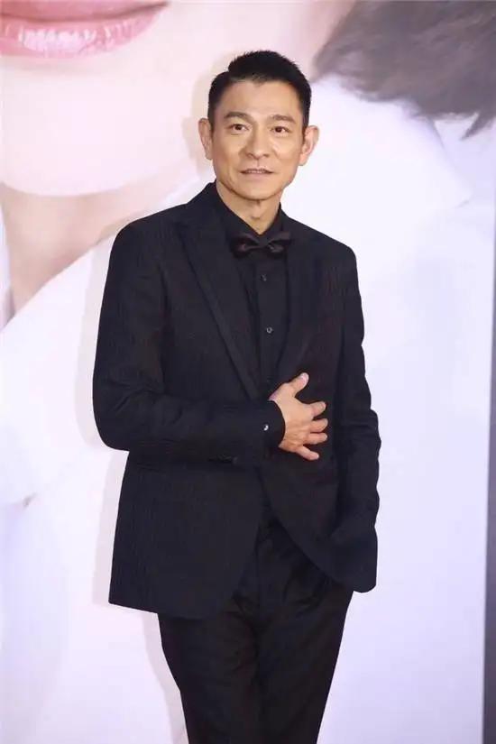 刘德华回老家认祖归宗故事,1997年刘德华回到家乡新会认祖