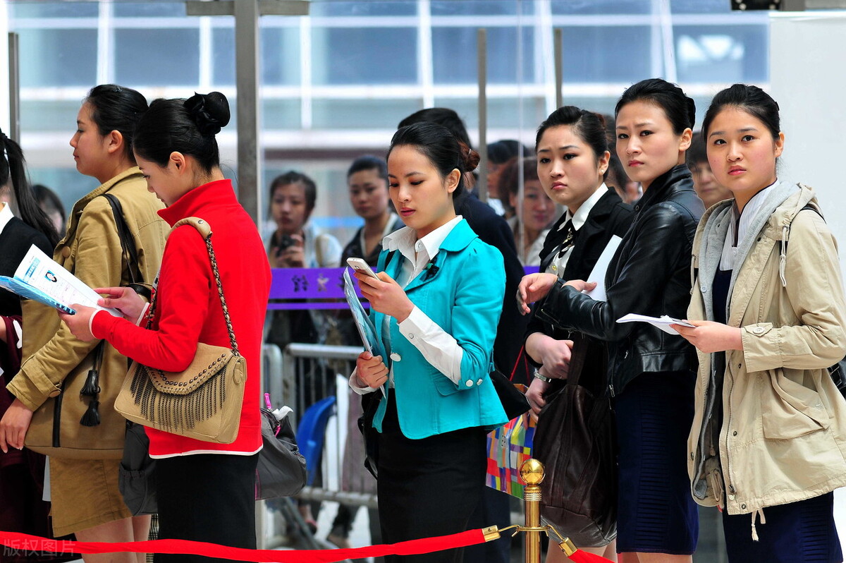 正常的高铁乘务员一个月工资多少,高铁乘务员工作8年工资一万多