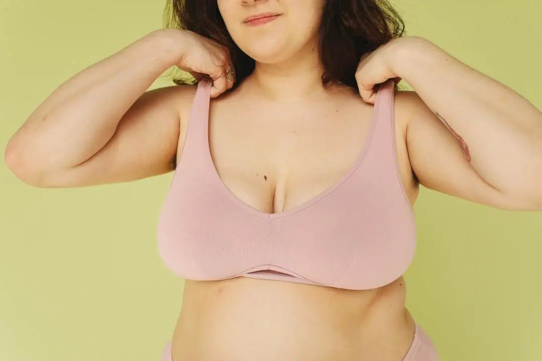 如何避免哺乳后乳房干瘪萎缩下垂,产后母乳喂养胸部下垂怎么恢复