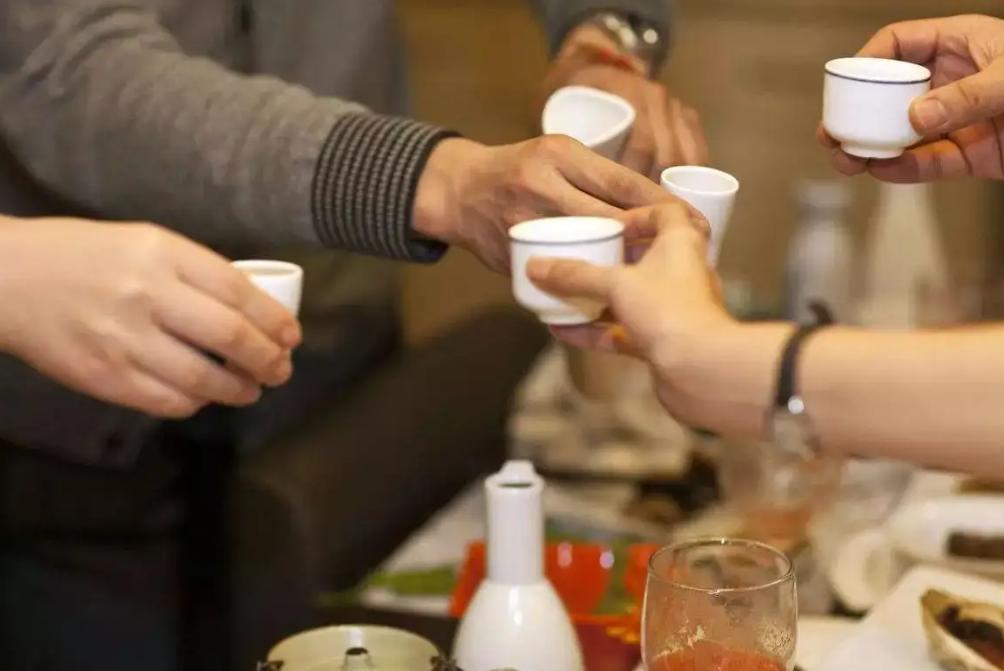 饭局上如何应对讽刺,饭局被人瞧不起