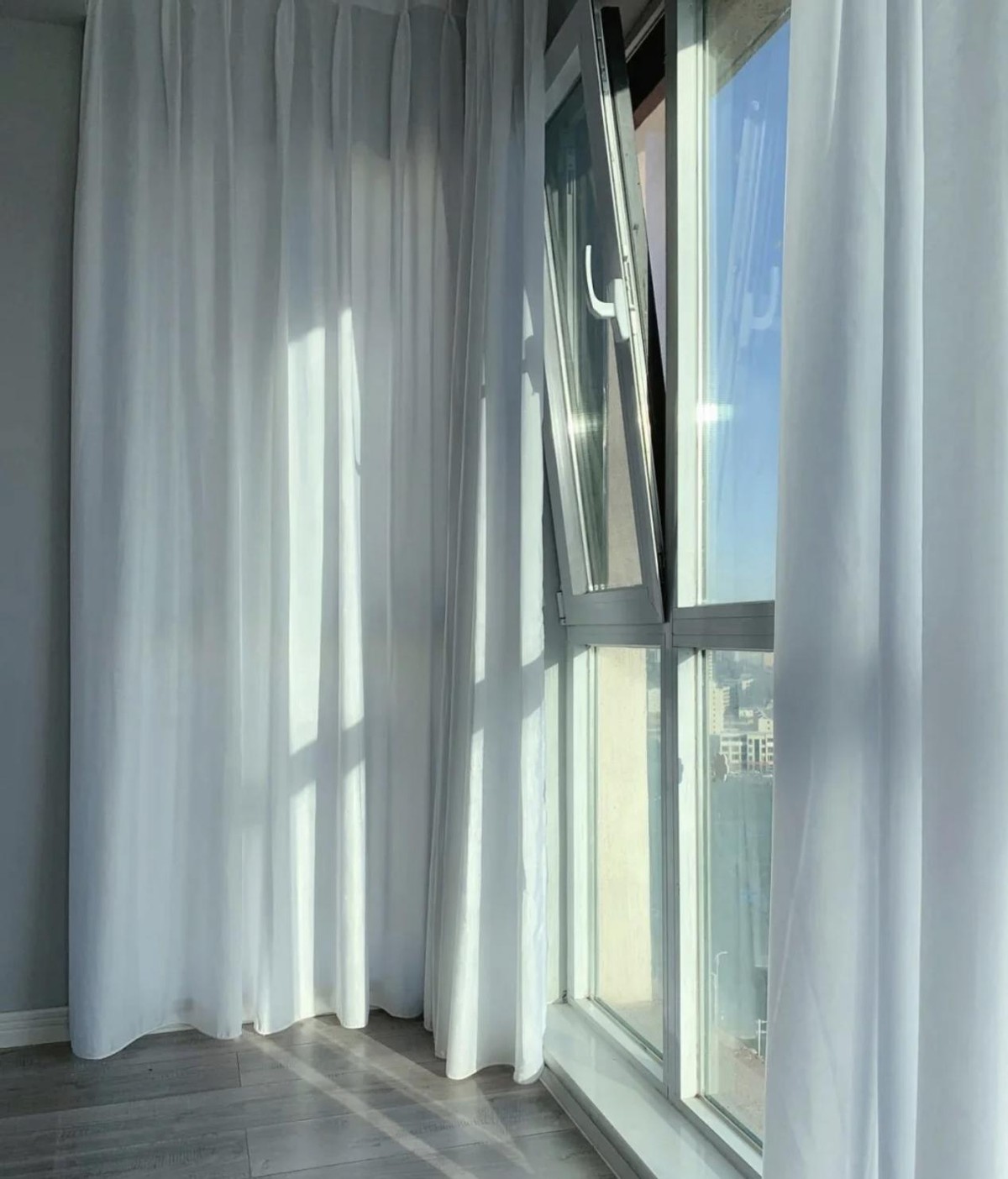 阳台做地台还是通铺瓷砖好,阳台地面铺瓷砖还是地板