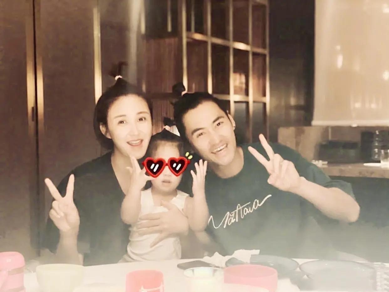 张歆艺袁弘揉肩,袁弘张歆艺晒腹肌照