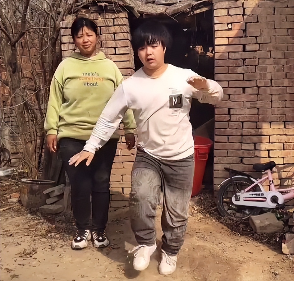 山东小伙靠“三脚猫功夫”走红，获赞乡村洪金宝，网友为啥半服？