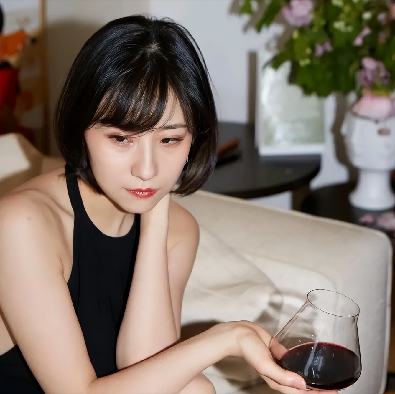 90后北京美女，靠卖酒爆红，一场直播卖100万，年入3.5亿，凭啥？