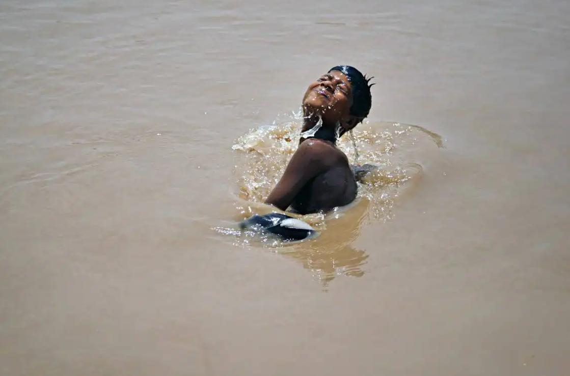 印度50度高温后又遇雷雨,印度50度高温印度人是怎么度过的