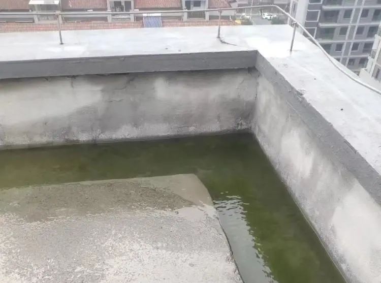 楼下漏水楼顶漏水,顶楼住户漏水该一栋楼业主承担吗