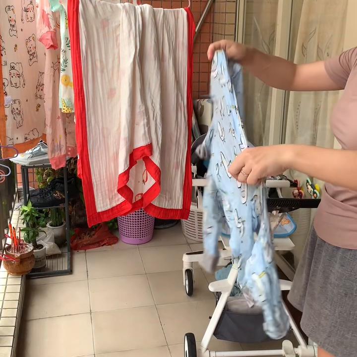 在第二次尝试给岢岢加奶粉时，没想到过敏了，本以为父母都...