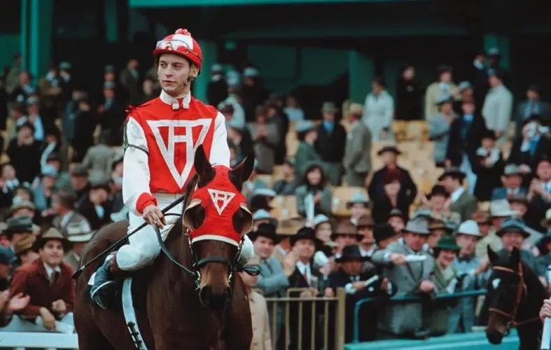 《奔腾年代》的主角如何通过努力和梦想,实现个人成长与奋斗