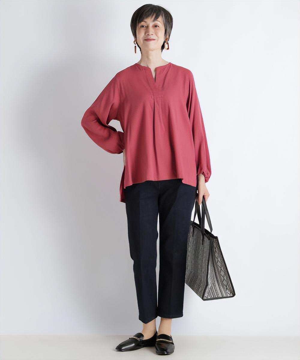 运动鞋这样穿不但知性优雅还减龄,适合50岁女人的运动鞋