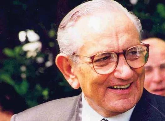 从小甜点坊到糖果巨擘，一颗榛果如何成就费列罗帝国丨案例分析