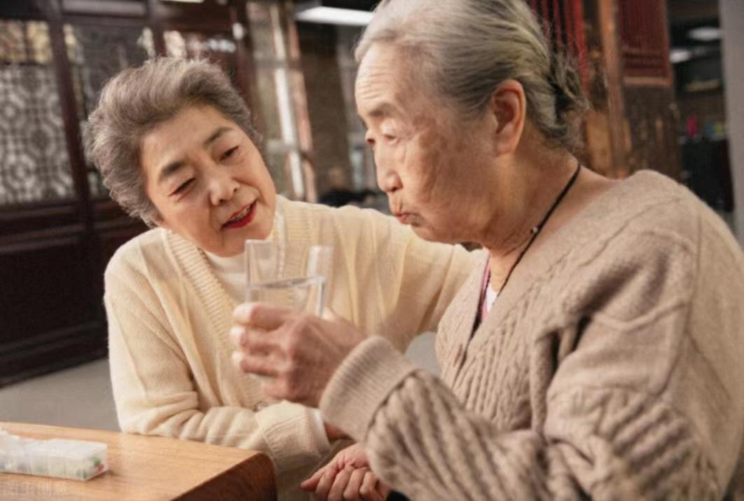 老人便秘吃什么水果能缓解,老人便秘直肠肌反向收缩咋缓解