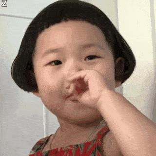 为什么孩子爱抠鼻屎，抠完就放嘴巴里？弄清楚背后心理动机再干预