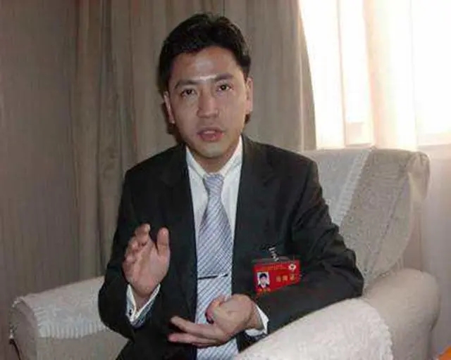 毕业后被一个富二代女同学看上,学生妹被富二代看上