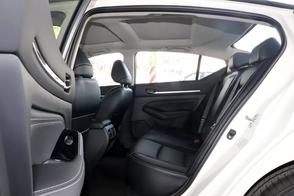 21款天籁2.0l智行试驾,21款天籁2.0l智行领航版几个音响