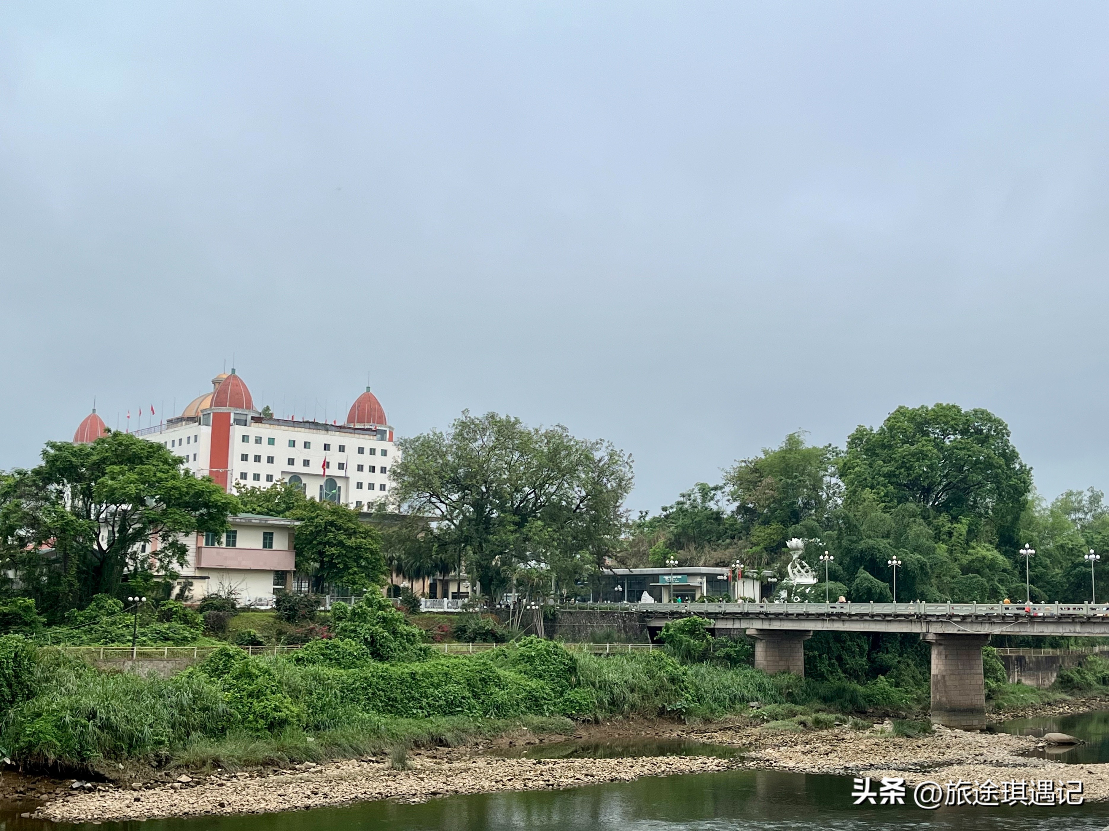 东兴与越南边境交界处,越南人看东兴北仑河