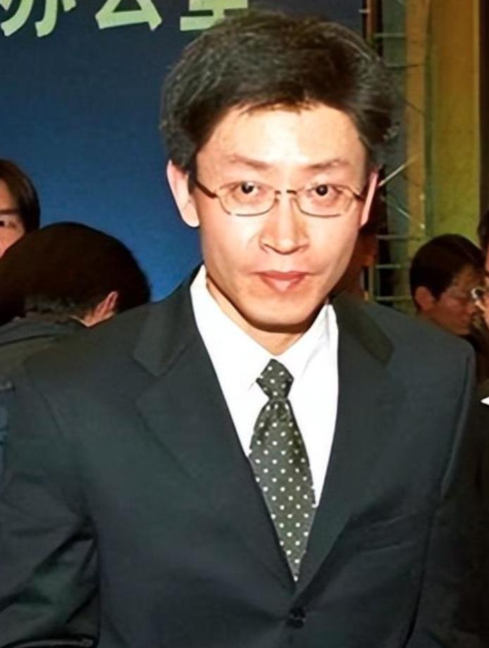 赴美留学博士,用一张砂纸骗走11亿科研经费,让中国芯片停滞13年