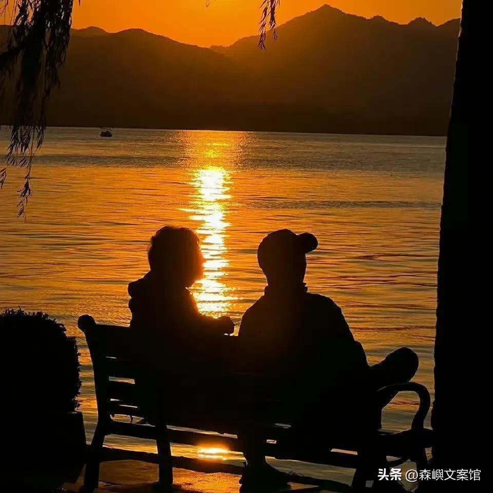 聊天凑热闹的幽默文案,聊天emo文案男生专用