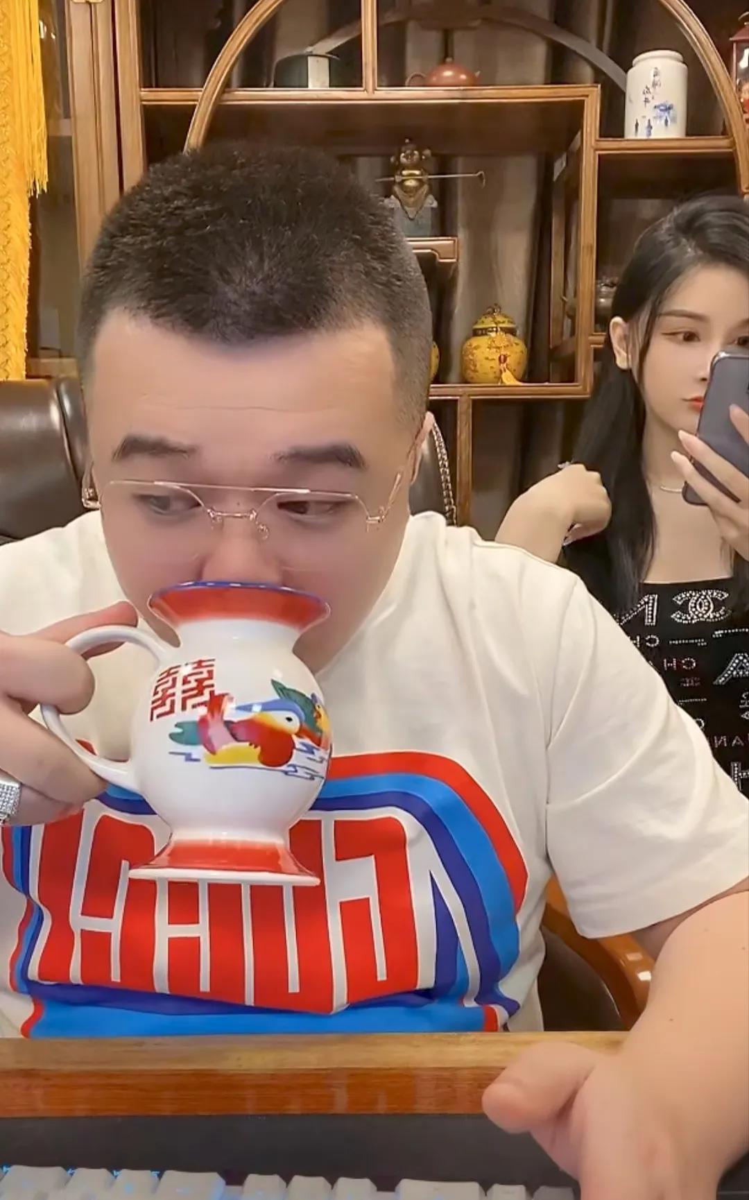 散打哥直播被砸东西完整版,散打哥被二驴签约了吗