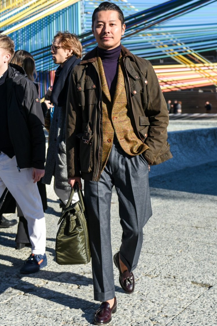 不是我吹，这优雅的灰色裤子，能为你的休闲装扮增添一抹亮色