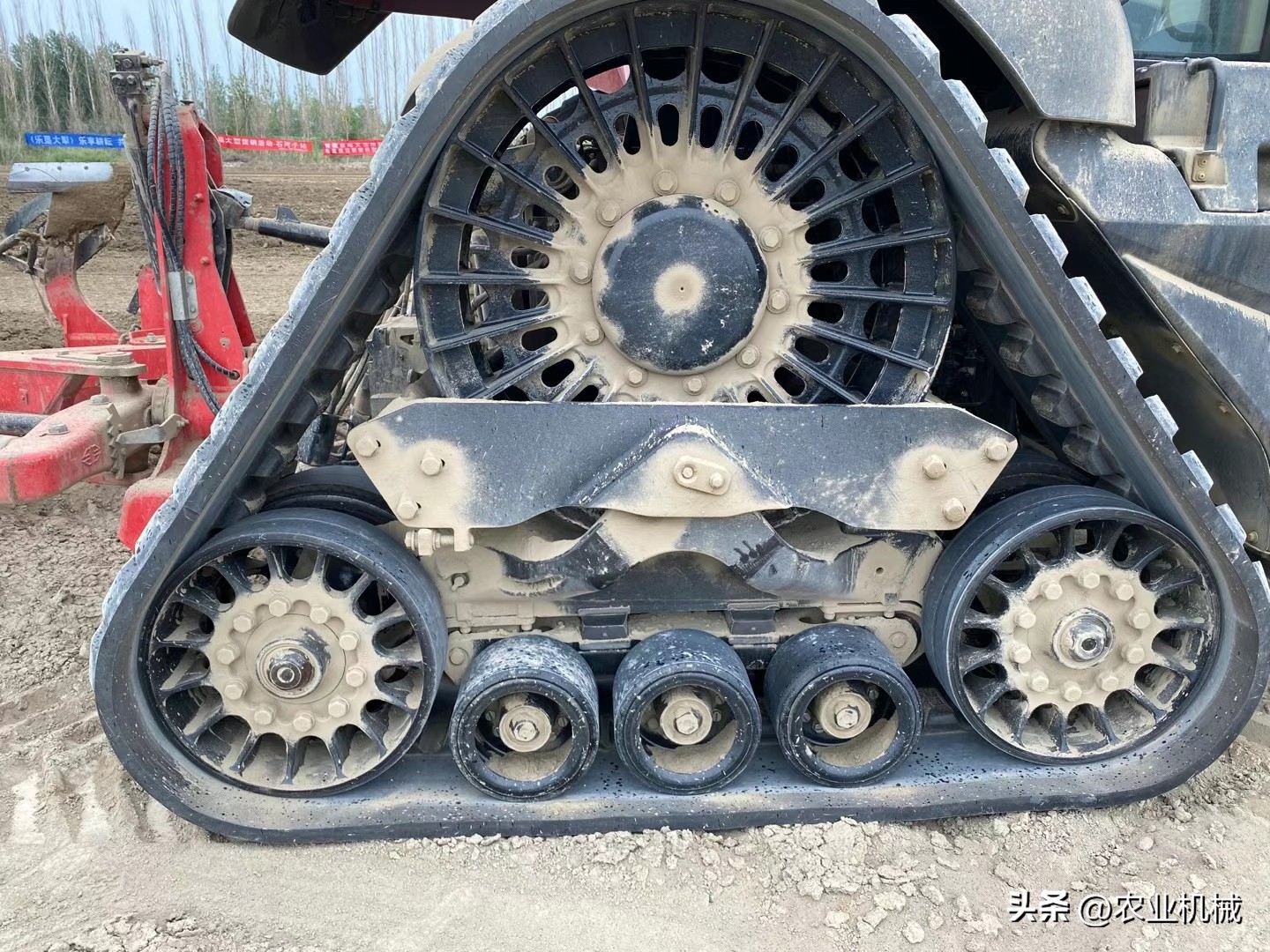 约翰迪尔954对比其他拖拉机,最新款约翰迪尔1004拖拉机怎么样