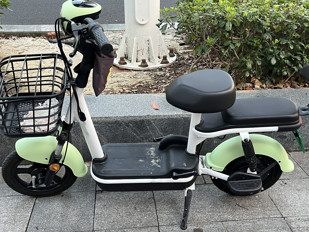 怎么看待电动车和燃油车,买电动摩托车好还是燃油踏板好