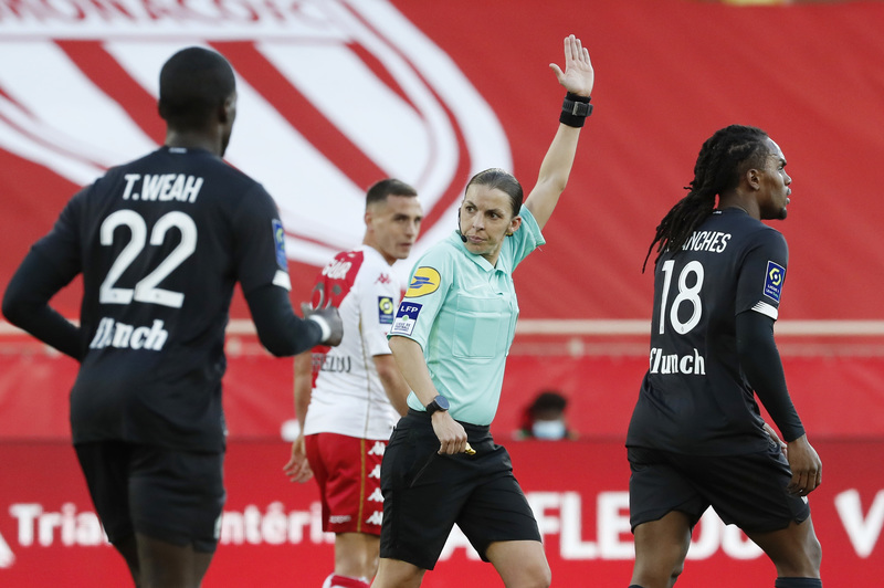 亚洲杯首位女主裁,男足世界杯迎首位女主裁